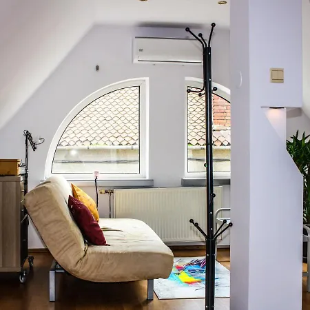 Split Crib - Chill In Historic Apartment